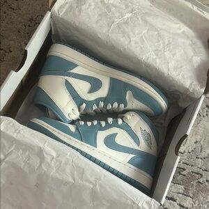 Women’s Air Jordan 1 Mid ‘University Blue’